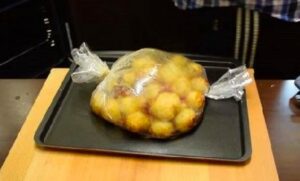 "Brambory v rukávu": recept na pečené brambůrky v pytlíku. Skvělý nápad na rychlý a chutný oběd.