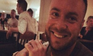 Nikdo nechápal, proč muž stále posílá exmanželce květiny. Nyní odhalil pravdu