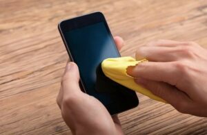 Mobil je jedna z nejšpinavějších věcí, koronavirus se na něj přilepí! Tady je návod na dezinfekci
