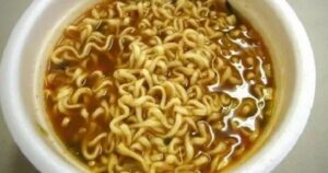 Nebezpečí, které si musíte uvědomit: instantní nudle a jejich špatné působení na zdraví.