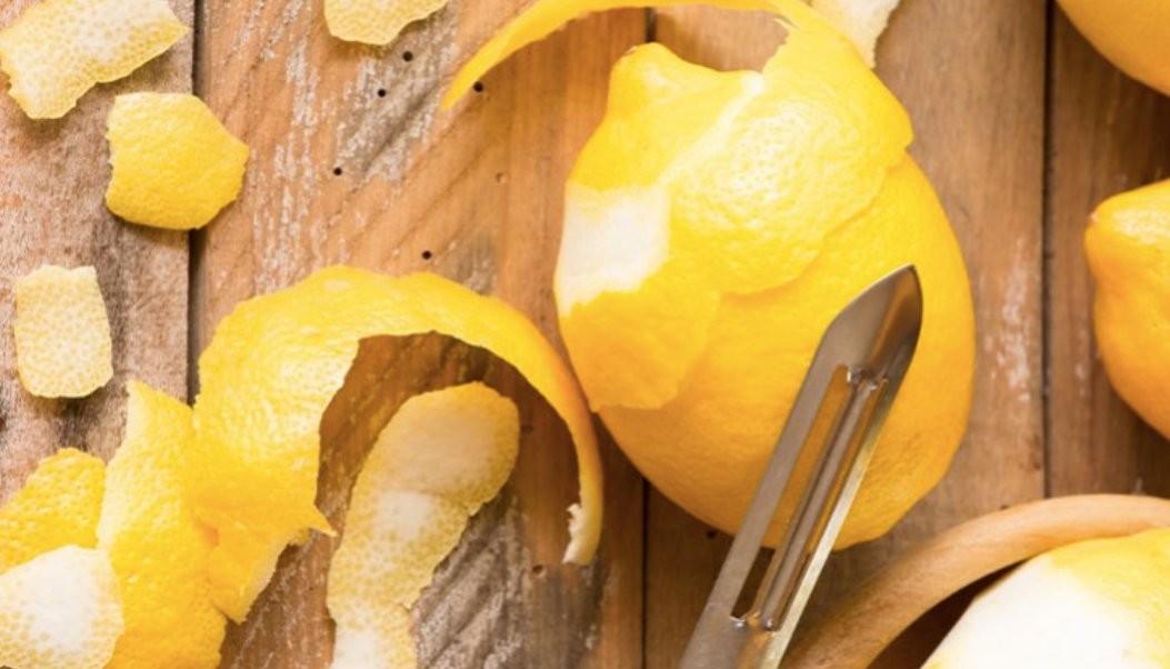 Кожура лимона польза. Кожура лимона. Лимонная корка. Цедра от лимона. С лимона счищаем цедру.