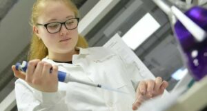 Za jak dlouho skončí koronavirus? V Číně promluvili o konci kulminace epidemie. Experti ale nespěchají s prognózami