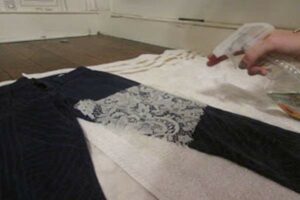 Už se vám nelíbí staré džíny? Nemusíte je vyhazovat. Díky této paní se naučíte, jak jim dát nový vzhled.