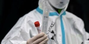 Američané mají proti koronaviru vakcínu. Než se dostane k lidem, může trvat více než rok