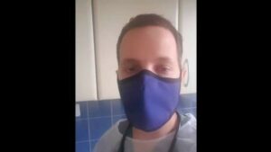 Slavný lékař už nemohl mlčet: „Lidé bez roušky plivají do tváře onkologickým pacientům“