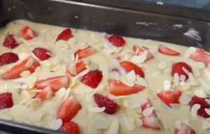 Jahodový koláč z jednoho těsta