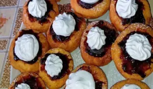 koblihy s povidly a šlehačkou