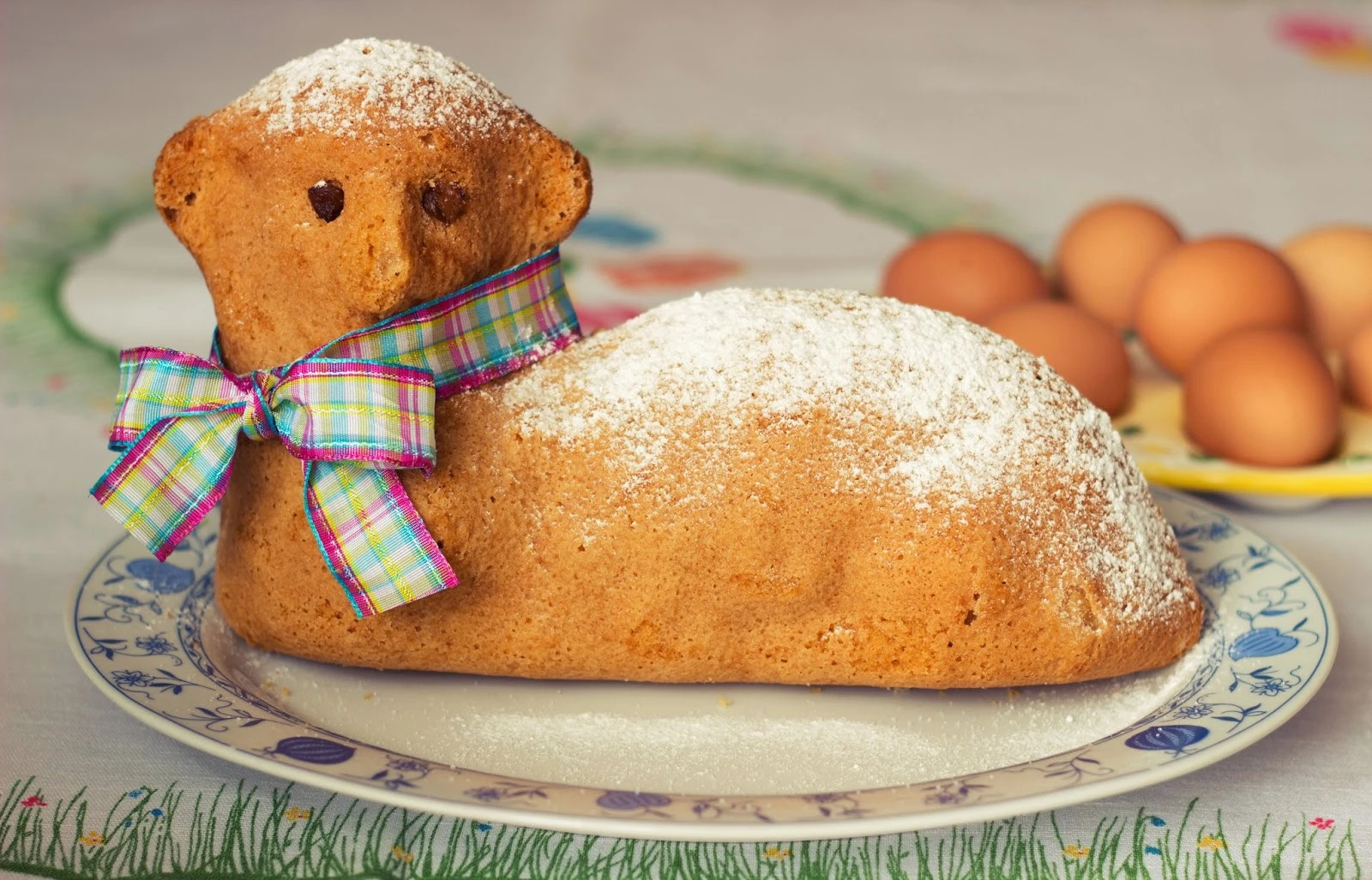 Mazanec a velikonoční pečivo na svátečně prostřeném stole