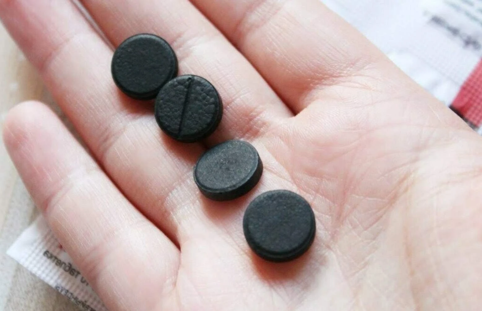 Aktivní uhlí pod lupou: Na co opravdu pomáhá a kde se kolem něj šíří mýty