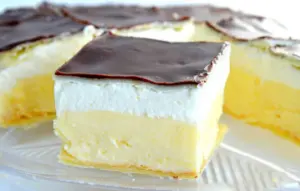 Super krémový vanilkový dort: Jemné řezy s vanilkovým krémem, šlehačkou a čokoládovou polevou