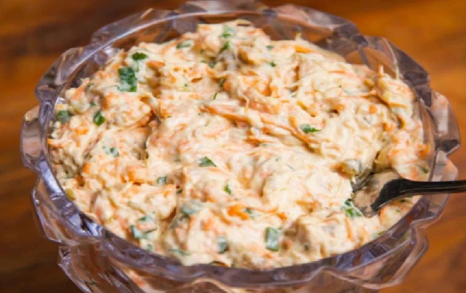 Mrkvový salát s jogurtem a vlašskými ořechy