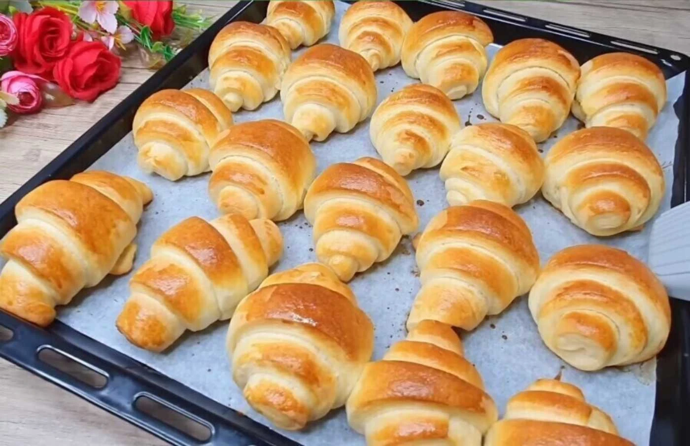 Pudingové rohlíčky z listového těsta čerstvě upečené na plechu