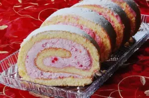 Jahodová piškotová roláda