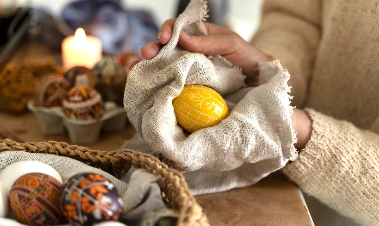 Tradiční česká pomlázka z vrbových proutků a zdobené velikonoční kraslice