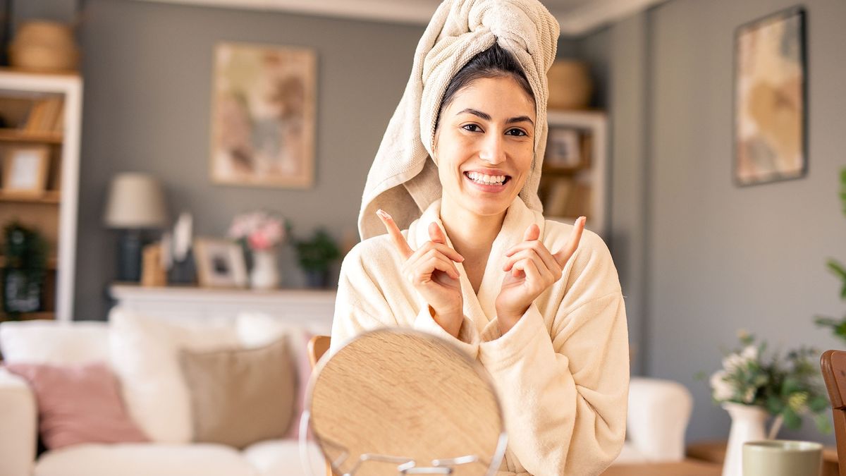 Žena nanáší sérum na obličej