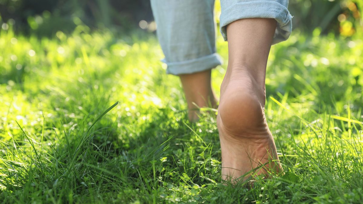 Péče o chodidla – bosé nohy na trávě