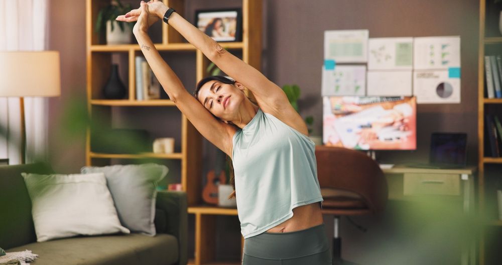 Šálek bylinkového čaje se zázvorem a šípky