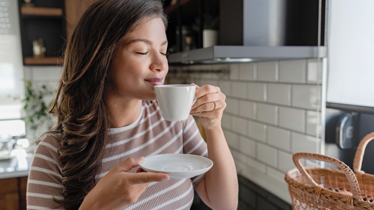 Šálek ranní kávy na stole