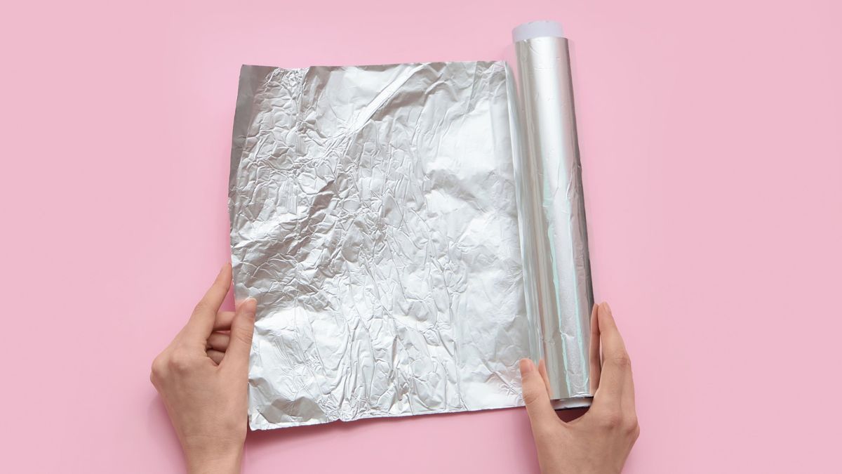 Alobal přiložený na namrzlé stěny mrazáku