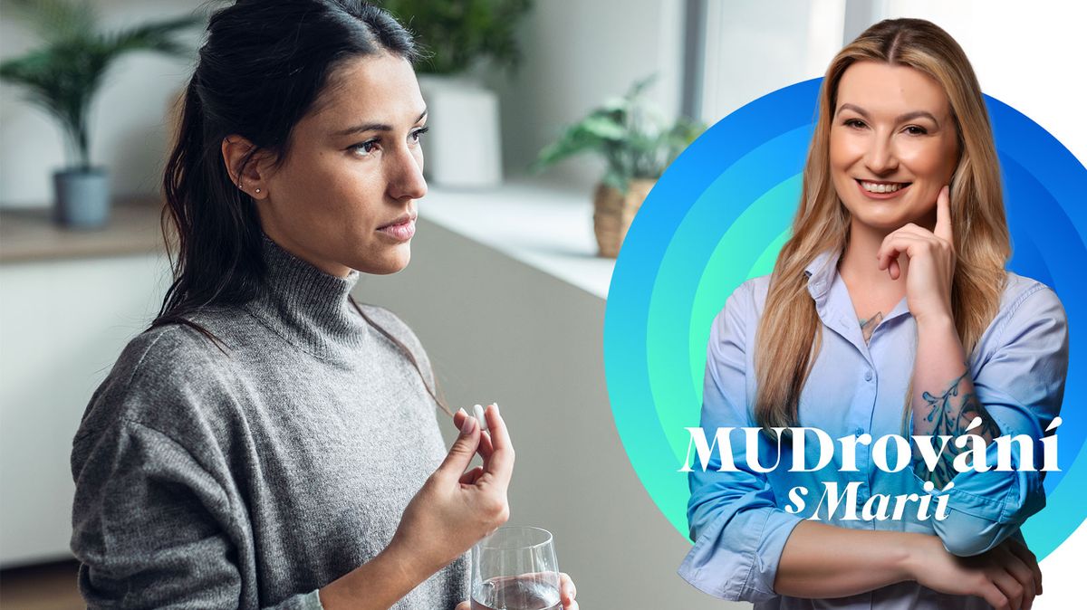 Žena trpící depresí sedí sama v tmavé místnosti