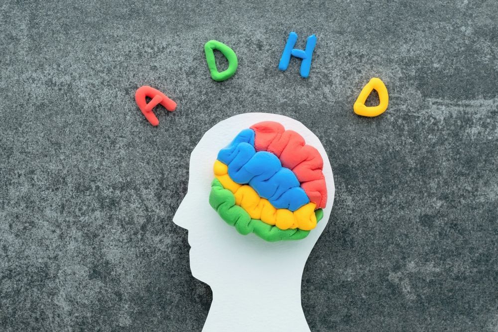 Muž sedí u počítače a čte si o psychických poruchách na internetu