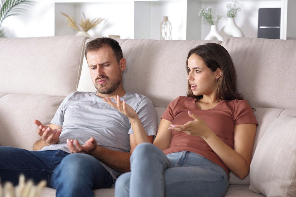 Zamyšlená žena s partnerem v pozadí