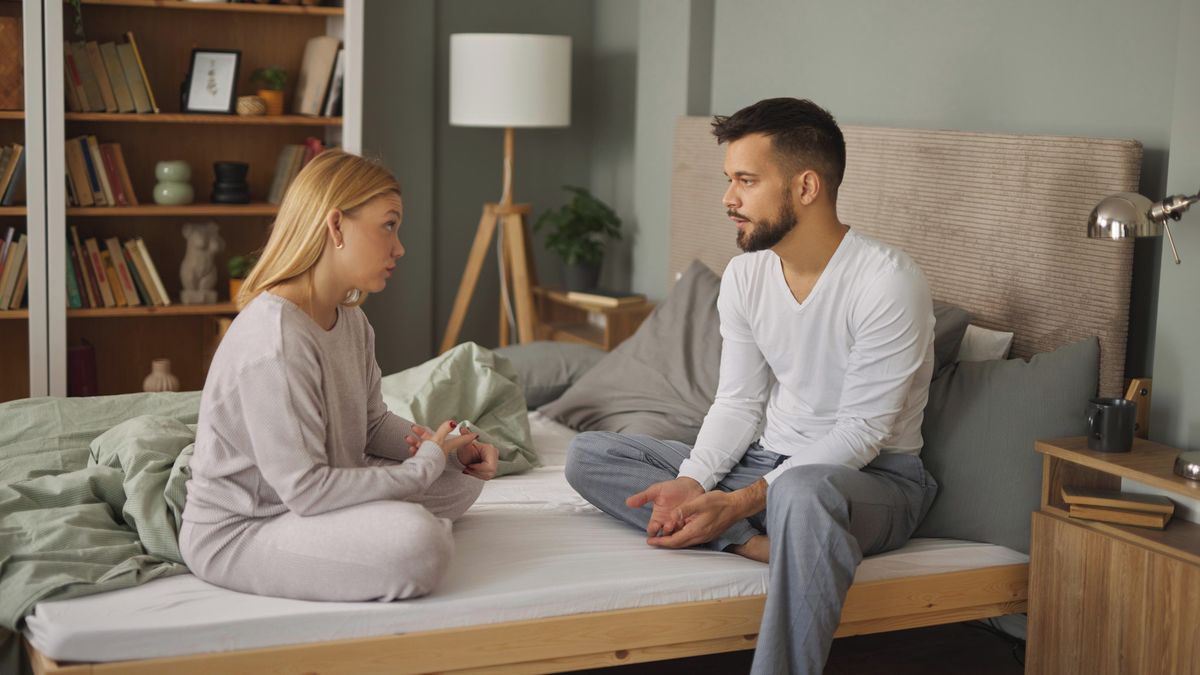 Pár sedící zády k sobě, odcizení ve vztahu