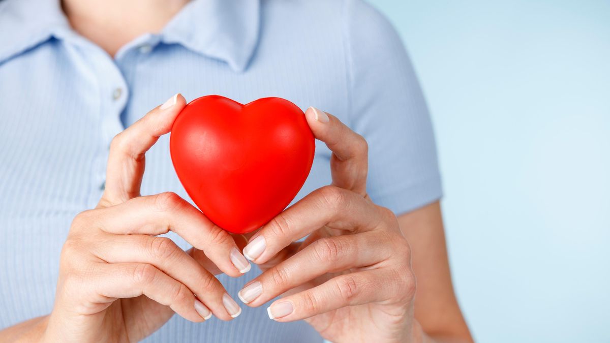 Mladá žena se drží za hrudník s bolestivým výrazem