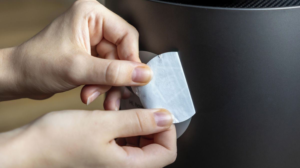 Nalepený štítek na skleněné nádobě