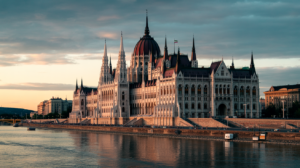 Maďaři odvolili v rekordních počtech: padne Orbán po 16 letech?