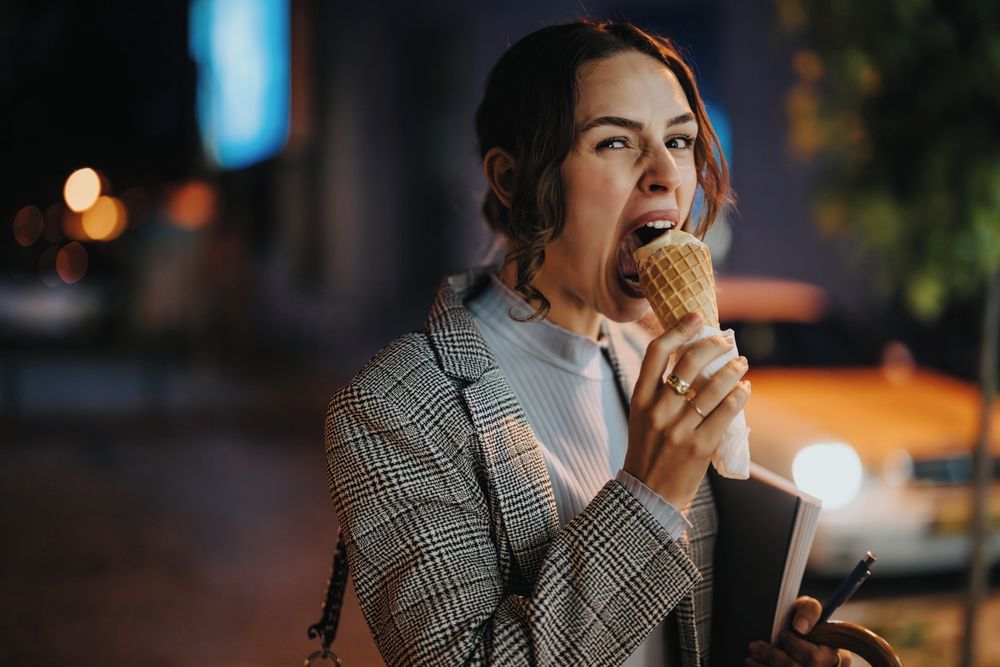 Emoční jedení u televize