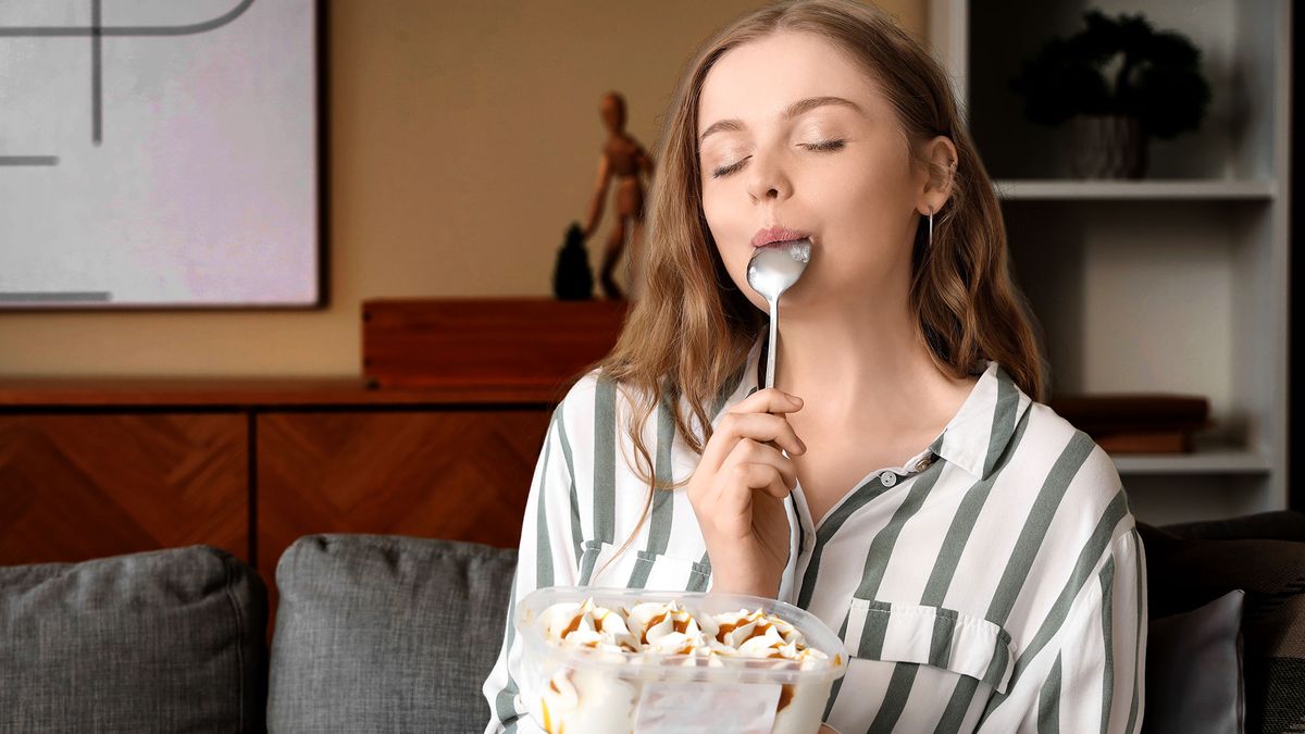 Žena večer sahá po sladkém jídle