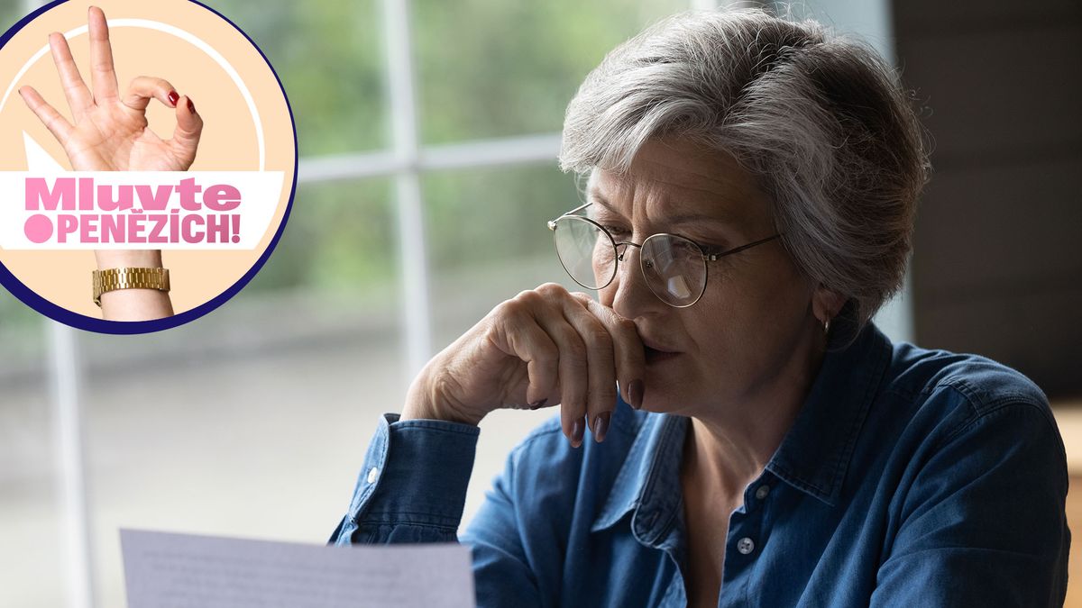 Žena počítající finance v důchodu