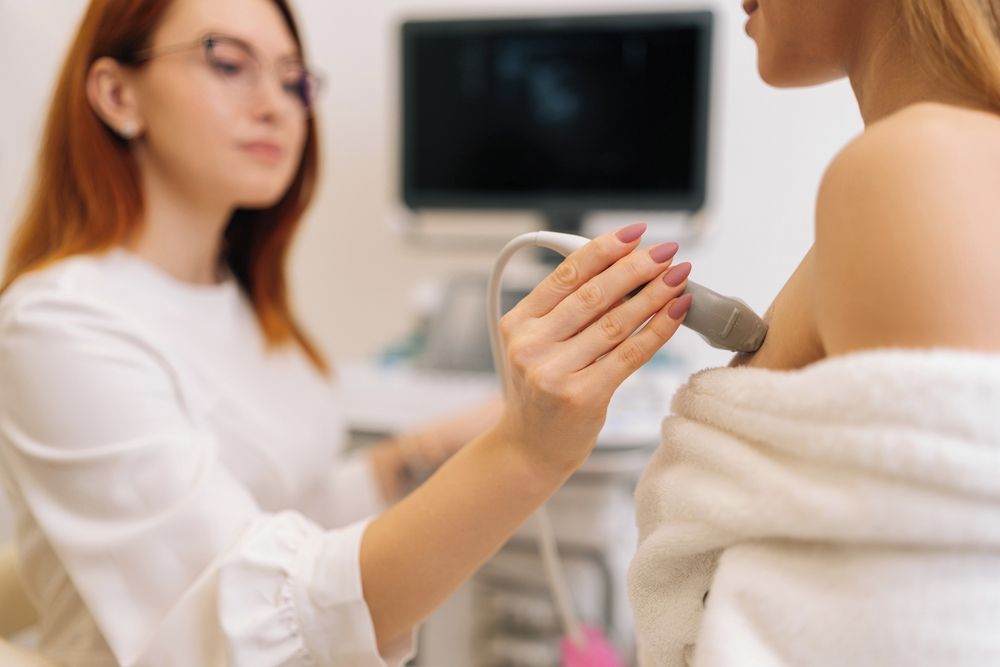 Žena na preventivním vyšetření prsou