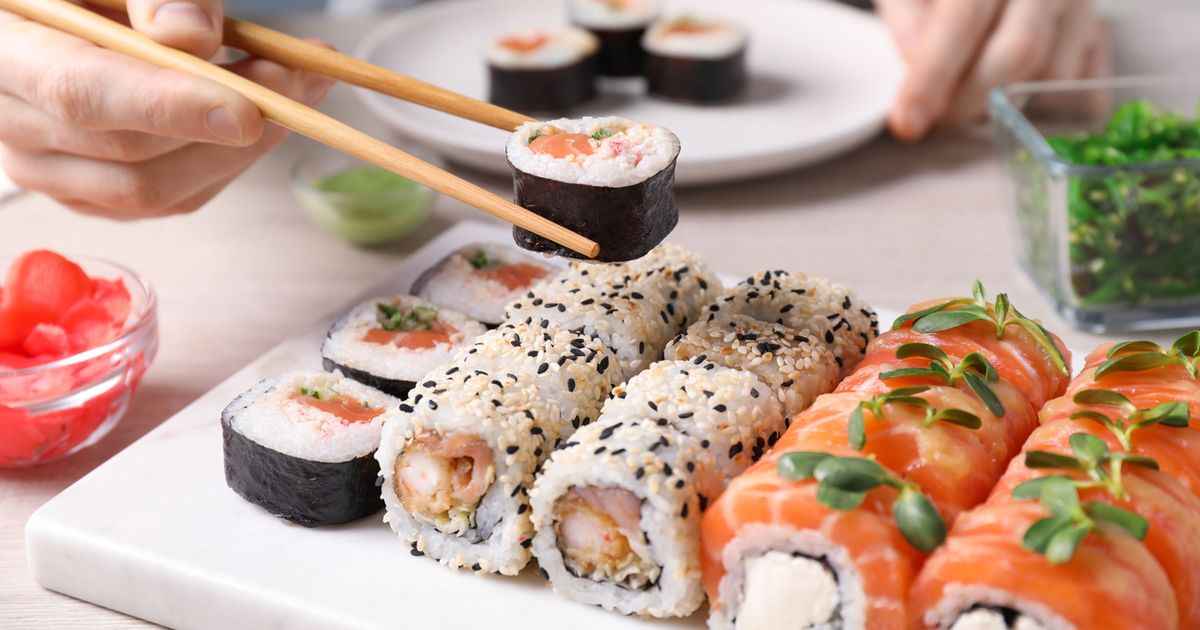 Talíř sushi v restauraci