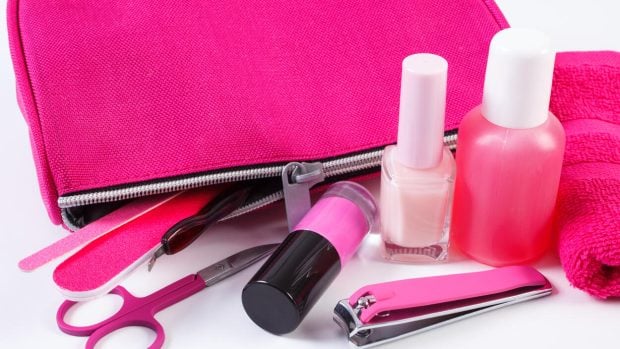 Různé kosmetické přípravky rozložené na stole