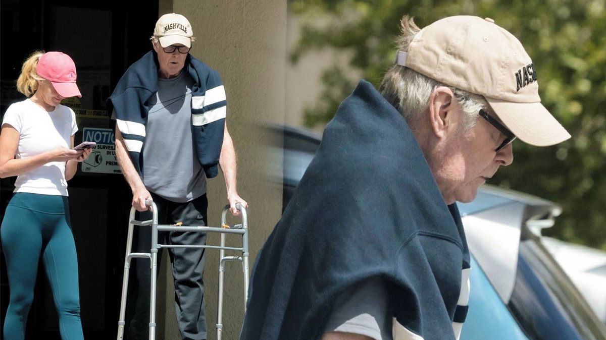 David Hasselhoff na ulici s chodítkem