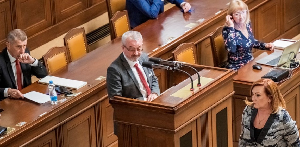 Benda přirovnal koalici k barbarům — pak přišla výhrůžka která zvedla ze sedadel celou Sněmovnu