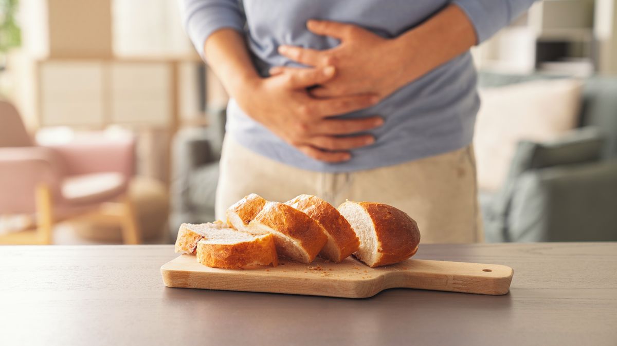 Žena trpící bolestmi břicha — jeden z příznaků celiakie