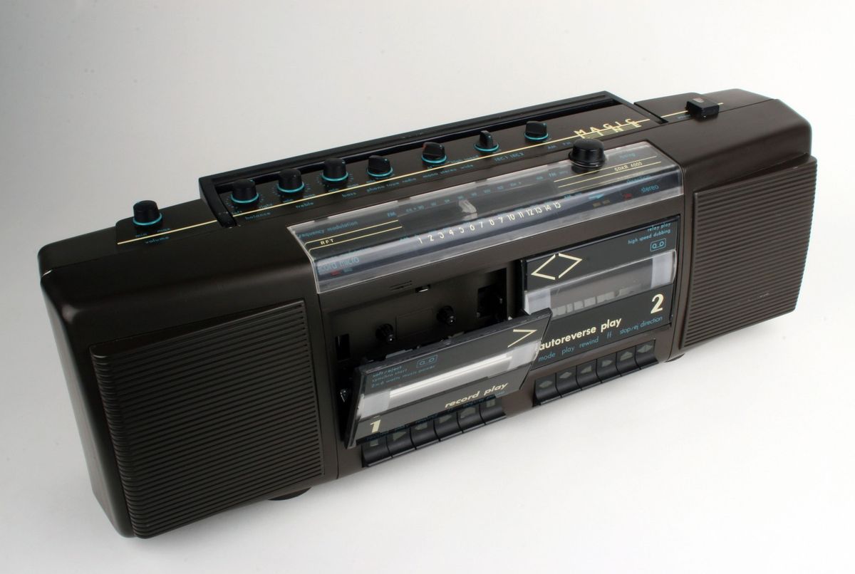 Walkman s kazetou a sluchátky
