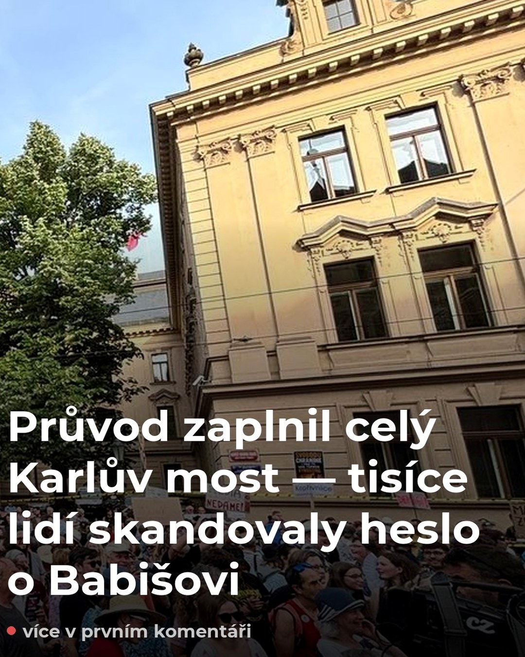 Průvod zaplnil celý Karlův most — tisíce lidí skandovaly heslo o Babišovi