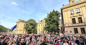 Průvod přes celý Karlův most — tisíce lidí skandovaly jedno heslo