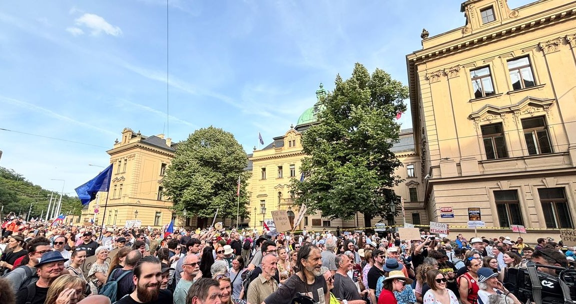 Průvod přes celý Karlův most — tisíce lidí skandovaly jedno heslo