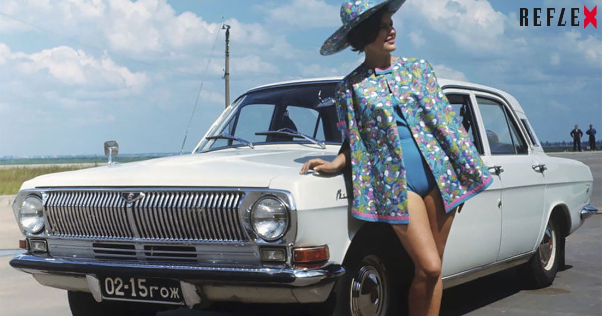 Sovětská automobilová reklama s modelkou