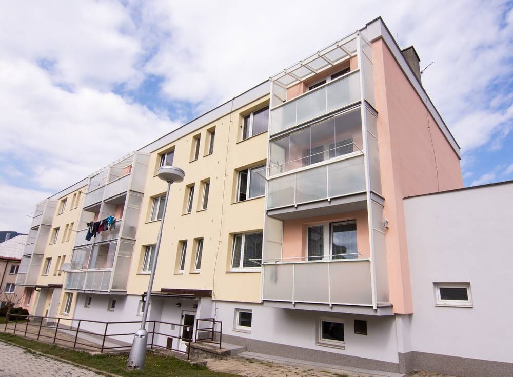 Stát posílá 3 800 Kč měsíčně na bydlení — 8 z 10 rodin si neřekne