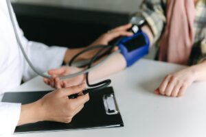 Tělo varuje 4 týdny před infarktem — 6 příznaků které lidé ignorují