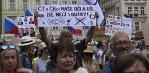 Tisíce lidí v Praze skandovaly dvě slova — Klempíř na ně zatím neodpověděl