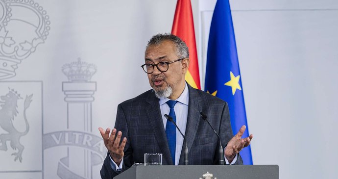 Zdravotníci při evakuaci cestujících z lodi