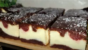 Třešňový tvarohový koláč s čokoládovou polevou