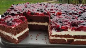 Neodolatelný krémový koláč s lesním ovocem